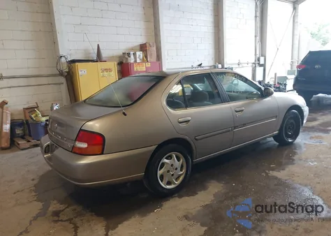 1999 Nissan Altima Gle/Gxe/Se/Se-L/Xe z USA, uszkodzony, nr VIN 1N4DL01D5XC270950